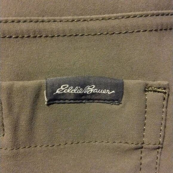 Eddie Bauer NWOT Men's Rainer Shorts Size 40 Dark Green - Picture 1 of 9